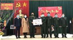 Đoàn đại biểu Quốc hội tỉnh tặng quà Tết Đồn Biên phòng Thị Hoa, huyện Hạ Lang