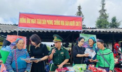Tuyên truyền cho người dân về phòng, chống mua bán người tại chợ phiên xã Pha Long, huyện Mường Khương (Lào Cai).