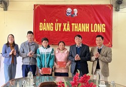 Chủ tịch UBND tỉnh Hoàng Xuân Ánh trao kinh phí hỗ trợ xóa nhà tạm, nhà dột nát cho 2 hộ nghèo xã Thanh Long (Hà Quảng)