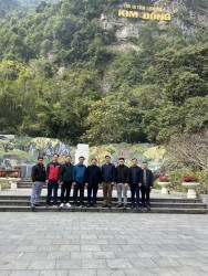 Phó trưởng Ban Tuyên giáo Trung ương Trần Thanh Lâm chụp ảnh lưu niệm tại Khu di tích lịch sử Kim Đồng