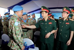 Đại tướng Phan Văn Giang, Ủy viên Bộ Chính trị, Bộ trưởng Bộ Quốc phòng căn dặn các sĩ quan lên đường nhận nhiệm vụ gìn giữ hoà bình Liên Hợp Quốc. (Nguồn: vietnamnet.vn)