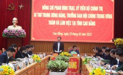 Bí thư Tỉnh ủy Trần Hồng Minh báo cáo tại buổi làm việc