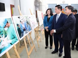 Đồng chí Nguyễn Trọng Nghĩa, Bí thư Trung ương Đảng, Trưởng Ban Tuyên giáo Trung ương tham quan khu  trưng bày ảnh về hoạt động và thành tựu của ngành Y tế
