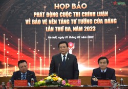 Đồng chí Nguyễn Xuân Thắng (đứng giữa) phát động cuộc thi