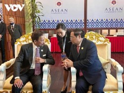 Hội nghị cấp cao ASEAN 40, 41 tại Thủ đô Phnom Penh (Vương quốc Campuchia), Thủ tướng Chính phủ Phạm Minh Chính đã có cuộc gặp với Quốc vương Brunei Darussalam Sultan Haji Hassanal Bolkiah
