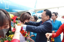 Lãnh đạo Ủy ban nhân dân tỉnh Khánh Hoà tặng hoa, trao quà cho những du khách quốc tế đến Khánh Hòa đầu năm Quý Mão 2023