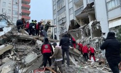 Lực lượng cứu hộ tìm kiếm những người sống sót ở Kahramanmaras (Thổ Nhĩ Kỳ) sau động đất
