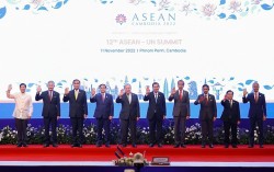 Thủ tướng Chính phủ Phạm Minh Chính cùng lãnh đạo các nước ASEAN và Tổng Thư ký Liên hợp quốc António Guterres tại Hội nghị Cấp cao ASEAN   Liên hợp quốc ở Thủ đô Phnom Penh, Campuchia