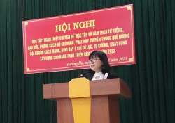Đồng chí Triệu Thu Trang, Trưởng phòng Lý luận chính trị và Lịch sử Đảng trao đổi, triển khai tại hội nghị.