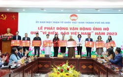 Các đồng chí lãnh đạo TP Hà Nội tiếp nhận đăng ký ủng hộ của các đơn vị