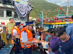 Lực lượng Cảnh sát biển Việt Nam phát tờ rơi tuyên truyền về phòng, chống khai thác IUU cho bà con ngư dân