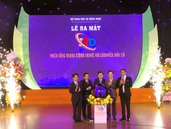 Các đại biểu thực hiện nghi thức ra mắt Viện Ứng dụng Công nghệ và Chuyển đổi số