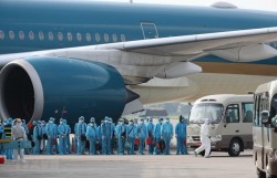 Công dân Việt Nam trở về nước trên một chuyến bay giải cứu