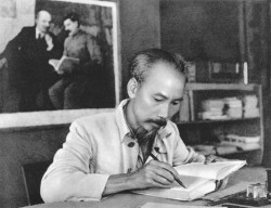 Chủ tịch Hồ Chí Minh trong phòng làm việc của Người tại căn cứ địa Việt Bắc, năm 1951 (Ảnh tư liệu)