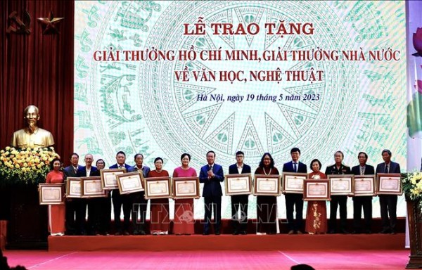 Chủ tịch nước Võ Văn Thưởng trao Giải thưởng Hồ Chí Minh cho tác giả, đại diện gia đình các tác giả