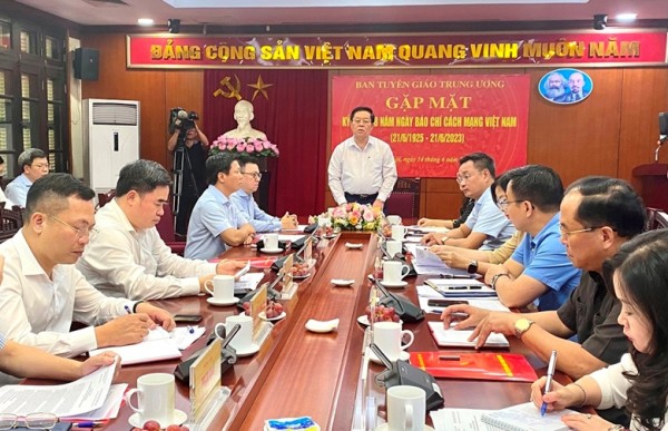 Đồng chí Nguyễn Trọng Nghĩa, Bí thư Trung ương Đảng, Trưởng Ban Tuyên giáo Trung ương chủ trì cuộc gặp mặt, làm việc với lãnh đạo các cơ quan báo chí chính trị chủ lực