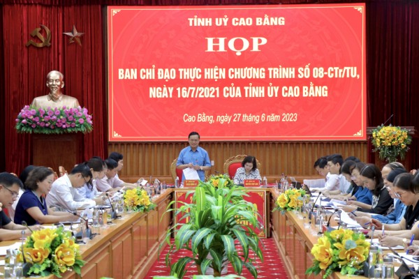 Phó Bí thư Thường trực Tỉnh ủy, Chủ tịch HĐND tỉnh Triệu Đình Lê phát biểu kết luận cuộc họp