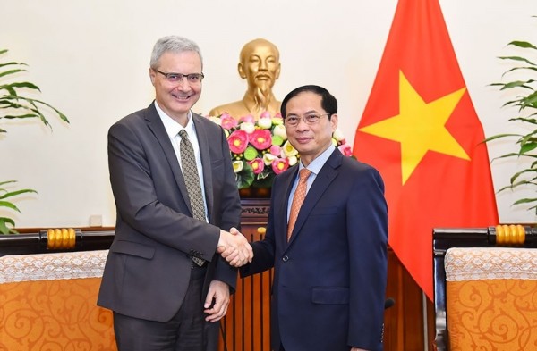 Bộ trưởng Bộ Ngoại giao Bùi Thanh Sơn và Đại sứ Pháp tại Việt Nam Nicolas Warnery