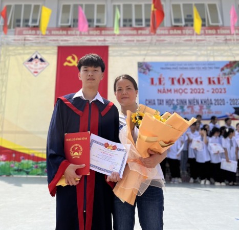 Em Lữ Trùng Dương và mẹ trong dịp tổng kết năm học 2022   2023