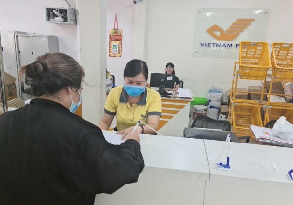 Người dân đến nhận lương hưu trực tiếp tại các bưu điện trên địa bàn TP Hồ Chí Minh