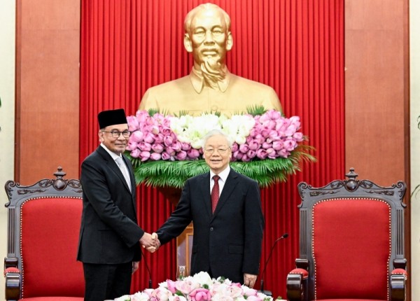 Tổng Bí thư Nguyễn Phú Trọng và Thủ tướng Malaysia Anwar lbrahim
