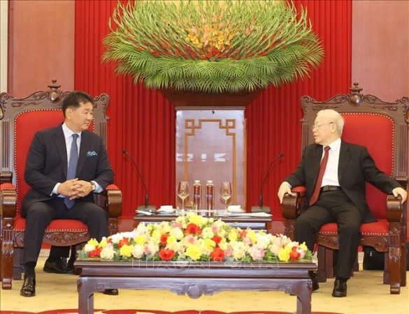 Tổng Bí thư Nguyễn Phú Trọng tiếp Tổng thống Mông Cổ Ô khờ na ghin Khu rên su khơ