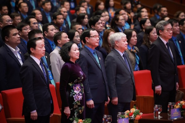 Các đồng chí lãnh đạo tham dự phiên bế mạc Đại hội XIII Công đoàn Việt Nam
