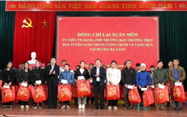 Phó trưởng Ban Thường trực Ban Tuyên giáo Trung ương Lại Xuân Môn và Trưởng Ban Tuyên giáo Tỉnh ủy Bế Thanh Tịnh trao quà Tết tặng hộ nghèo, gia đình chính sách trên địa bàn huyện Hạ Lang