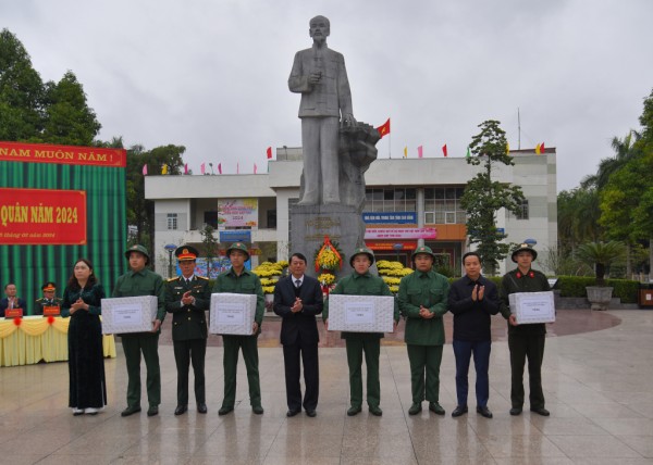 Chủ tịch UBND tỉnh Hoàng Xuân Ánh dự Lễ giao nhận quân tại Thành phố