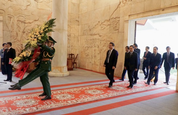 Đoàn đại biểu tỉnh dâng hoa Đền thờ Chủ tịch Hồ Chí Minh