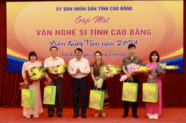 Chủ tịch UBND tỉnh Hoàng Xuân Ánh biểu dương, tặng quà 5 nghệ sĩ tiêu biểu