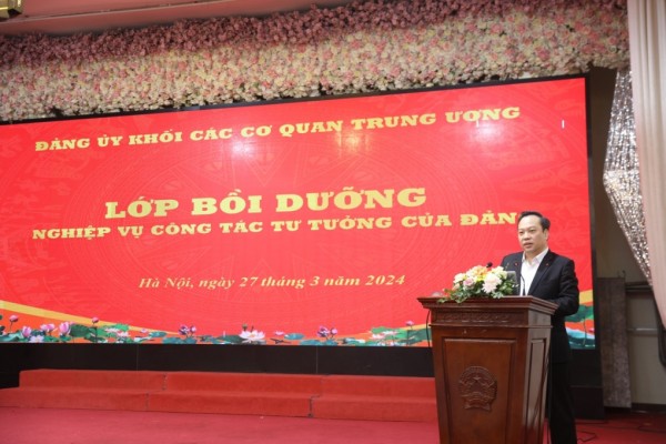Đồng chí Đỗ Việt Hà, Phó Bí thư Đảng ủy Khối các cơ quan Trung ương phát biểu khai mạc lớp học