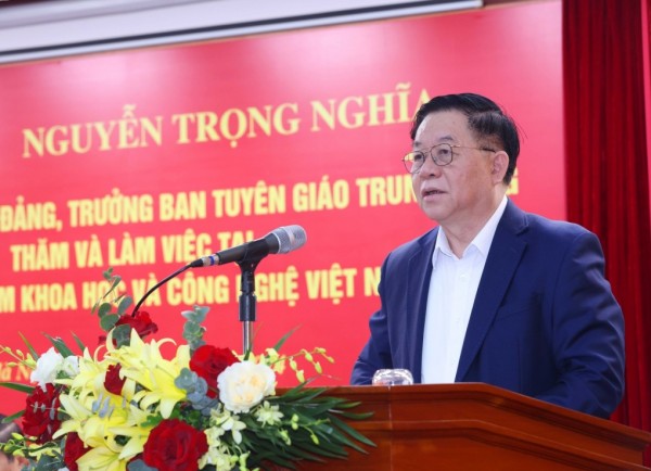 Đồng chí Nguyễn Trọng Nghĩa, Bí thư Trung ương Đảng, Trưởng Ban Tuyên giáo Trung ương phát biểu tại buổi làm việc