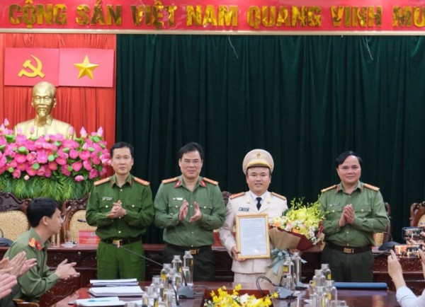 Giám đốc Công an tỉnh Vũ Hồng Quang trao quyết định thăng cấp bậc hàm Đại tá cho đồng chí Lương Xuân Hảo.