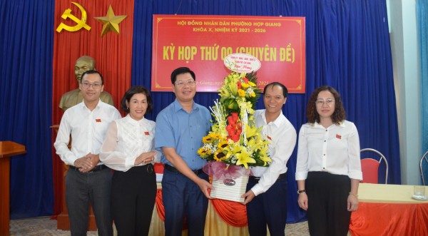 Lãnh đạo Thành ủy tặng hoa chúc mừng các chức danh chủ chốt của phường Hợp Giang