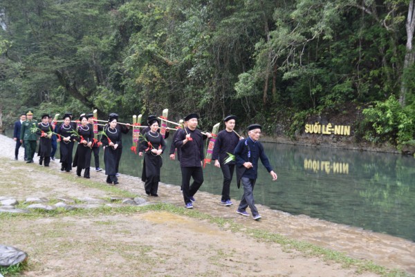 Nghi thức dâng hương, dâng nước tại Đền thờ Chủ tịch Hồ Chí Minh