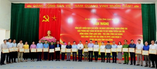 Chủ tịch UBND tỉnh Hoàng Xuân Ánh trao Bằng khen các tập thể, cá nhân, hộ gia đình có thành tích xuất sắc trong thực hiện Chiến dịch cao điểm 100 ngày đêm hoàn thành công tác giải phóng mặt bằng dự án