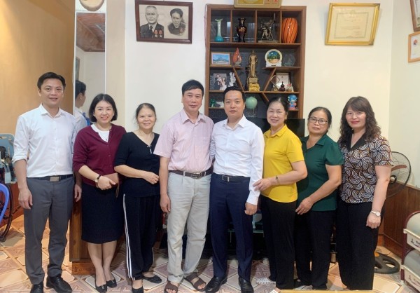 Bí thư Thành uỷ Lê Hải Hòa thăm và tặng quà thân nhân gia đình đồng chí Hoàng Văn Nọn