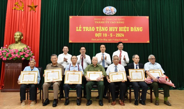 Thành uỷ Cao Bằng trao tặng Huy hiệu Đảng cho 48 Đảng viên