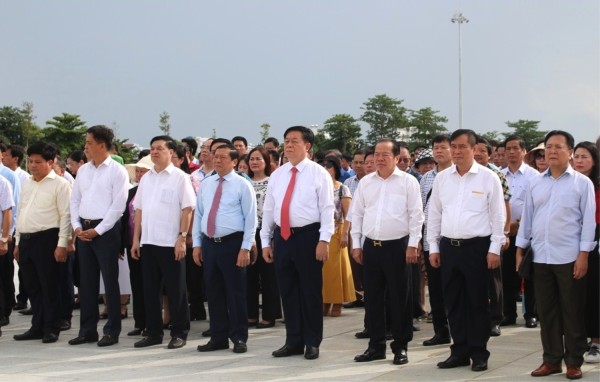 Đoàn đại biểu ngành tuyên giáo dâng hoa tưởng nhớ Chủ tịch Hồ Chí Minh