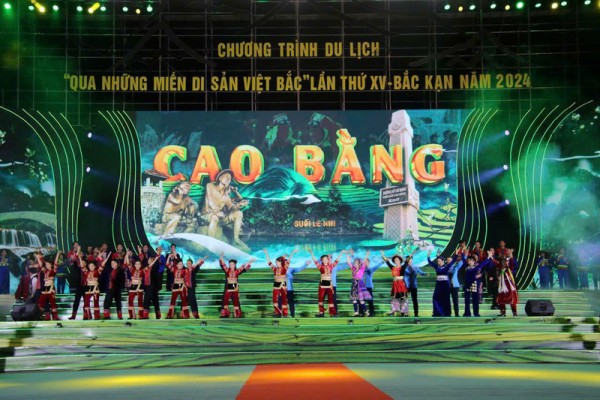 Đoàn nghệ thuật tỉnh Cao Bằng biểu diễn chương trình nghệ thuật tại lễ khai mạc.