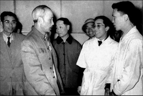 Bác Hồ với các bác sĩ ngành Quân y (năm 1954). Ảnh tư liệu.
