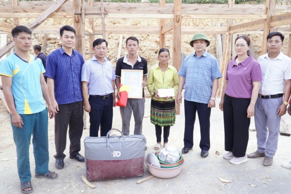 Phó Bí thư Thường trực Tỉnh ủy Triệu Đình Lê kiểm tra công tác hỗ trợ xóa nhà tạm, nhà dột nát tại huyện Bảo Lạc
