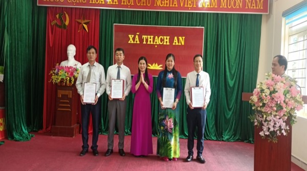 Đồng chí Hà Thị Huệ, Phó Trưởng Ban Tuyên giáo và Dân vận Tỉnh ủy dự Lễ công bố thành lập Đảng bộ xã Thạch An