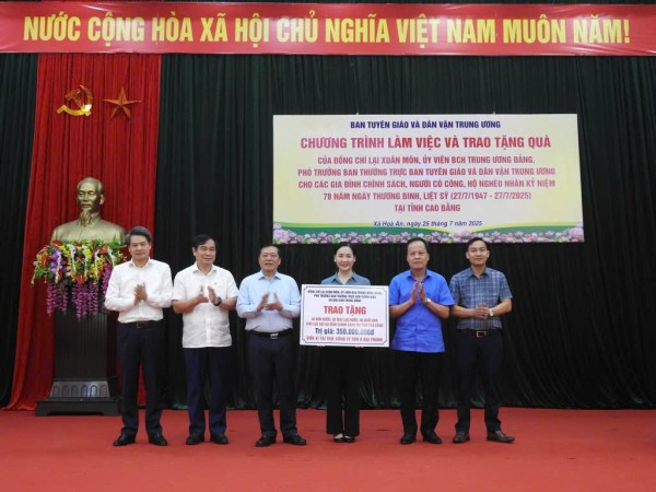 Đoàn công tác Ban Tuyên giáo và Dân vận Trung ương thăm, tặng quà gia đình chính sách tại Cao Bằng nhân dịp 27/7
