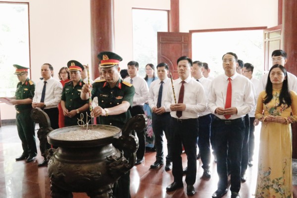 Đoàn đại biểu tỉnh dâng hương, dâng hoa tại Khu di tích Quốc gia đặc biệt rừng Trần Hưng Đạo