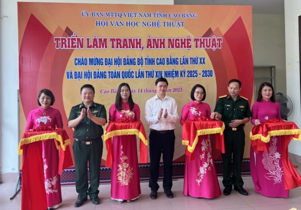 Khai mạc triển lãm tranh, ảnh nghệ thuật chào mừng Đại hội đại biểu Đảng bộ tỉnh lần thứ XX