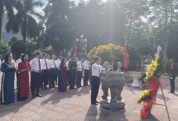 Đoàn đại biểu tỉnh dâng hương tại Nhà tưởng niệm Chủ tịch Hồ Chí Minh, Khu di tích Quốc gia đặc biệt địa điểm Chiến thắng Biên giới
