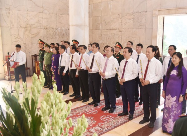Đoàn đại biểu tỉnh dâng hương, dâng hoa Đền thờ Chủ tịch Hồ Chí Minh tại xã Trường Hà