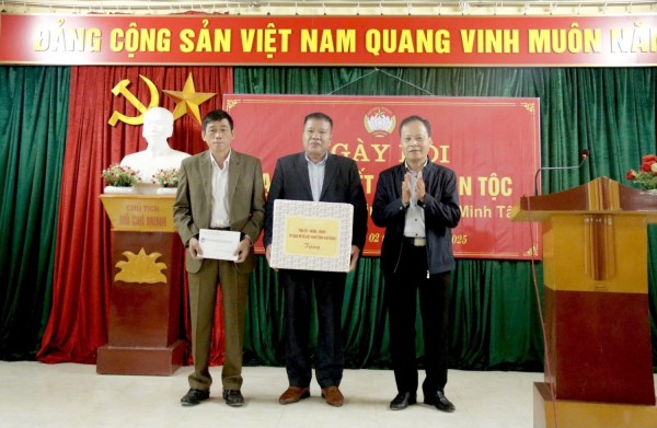 Uỷ viên Ban Thường vụ Tỉnh uỷ, Trưởng Ban Tuyên giáo và Dân vận Tỉnh uỷ - Nông Thanh Tùng dự Ngày hội Đại đoàn kết khu dân cư tại xóm Mình Binh, xã Minh Tâm